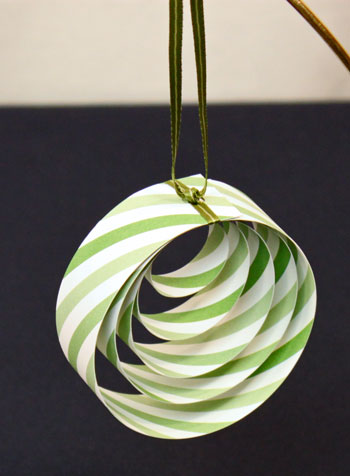 Easy Christmas Crafts Paper Circles Ornament finished and hanging