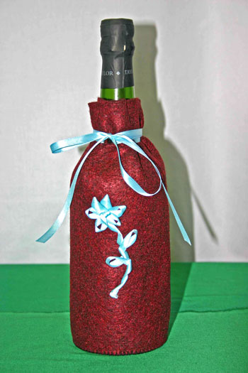 Easy Felt Crafts Wine Gift Bag finished with blue ribbon