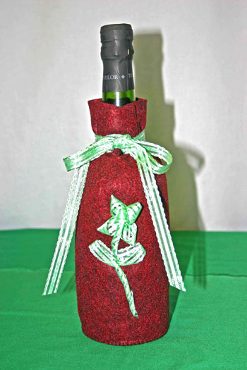 Easy Felt Crafts Wine Gift Bag finished with green ribbon