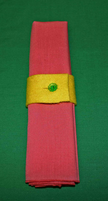 Easy felt crafts napkin ring yellow and green closeup