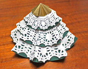 Folded Paper Circles Christmas Tree paper and doilies version