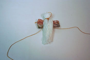 Easy Angel Crafts - Yarn Angel - Pull white yarn over ribbon and gold yarn