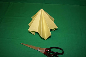 Easy Christmas crafts - folded paper Christmas tree eight outer and eight inner folds