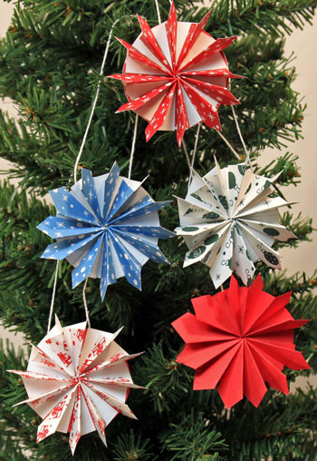 Easy Christmas Crafts Paper Pinwheel Wreath Ornament five finished