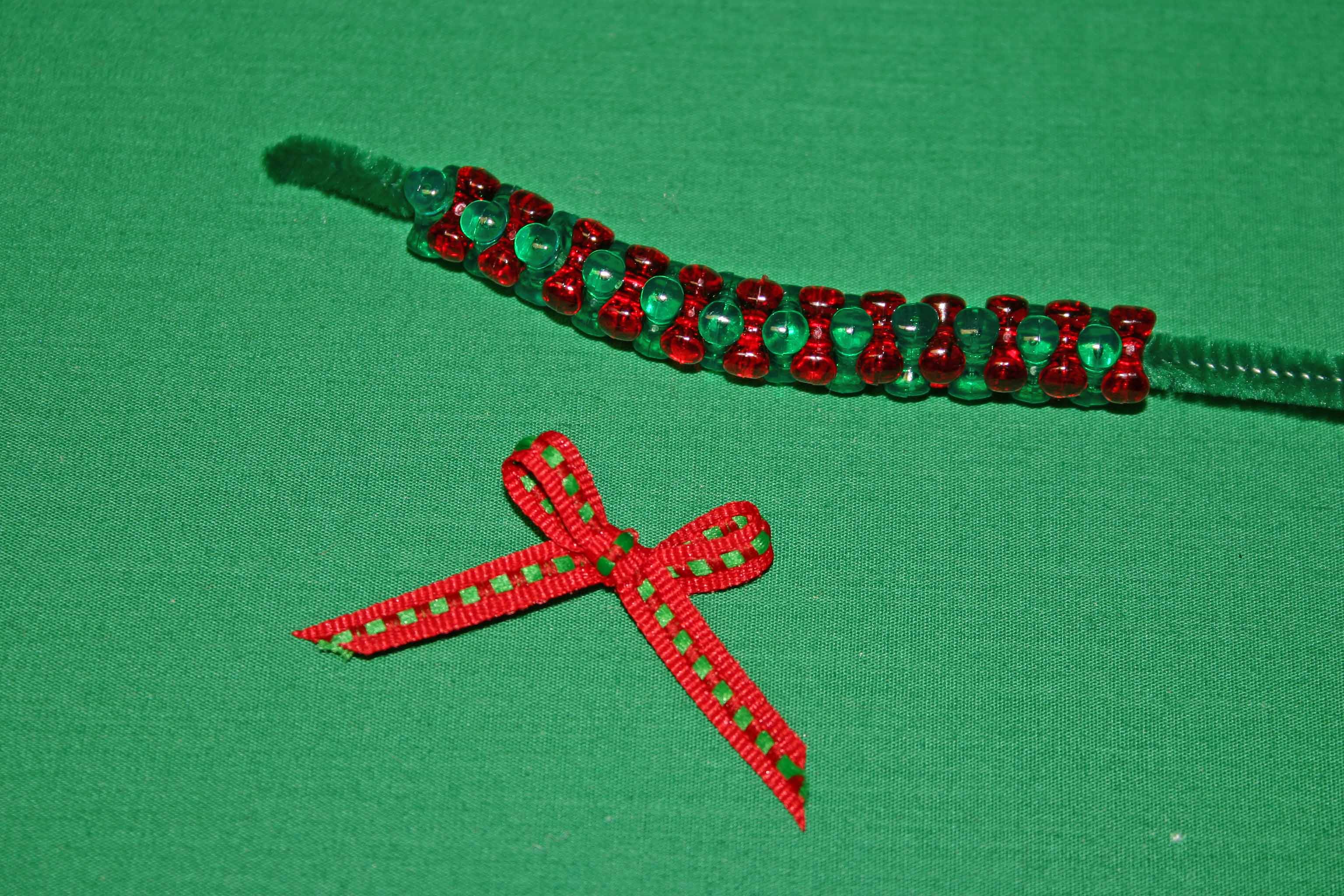 Beaded Christmas wreath red green clear all beads