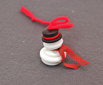 Button and yarn snowman step 7 add ribbon scarf