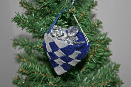 Easy Christmas Crafts Felt Basket blue and silver version