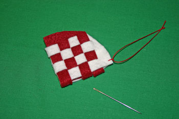 Easy Christmas Crafts Felt Basket tie yarn at edge