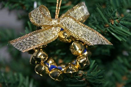 Easy Christmas Crafts Jingle Bell Wreath gold and gold on Christmas tree