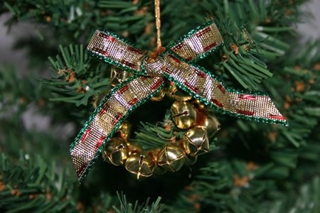 Easy Christmas Crafts Jingle Bell Wreath green and gold on Christmas tree