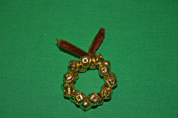 Easy Christmas Crafts Jingle Bell Wreath twist wire ends together