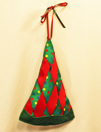 Easy Christmas Crafts Woven Ribbon Christmas Tree Door Hanger finshed view 1