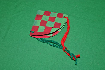 Easy Christmas Crafts paper basket cone insert yarn and make loop