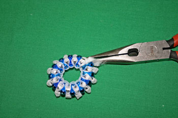 Easy-Christmas-crafts-Beaded Christmas wreath blue silver hide wire ends