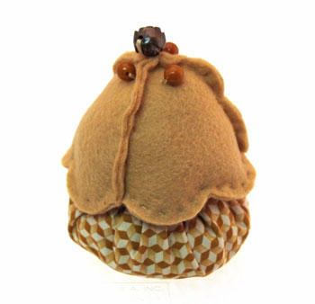 Easy Felt Crafts Cupcake Paperweight finished showing brown cupcake