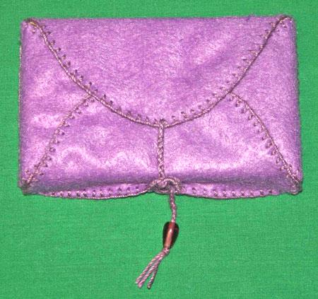 Easy felt crafts index card envelope closed with cards inside