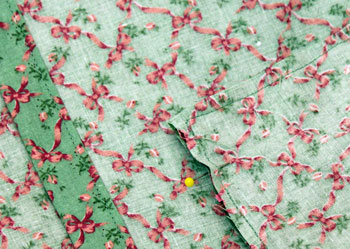 Fun Easy Woven Ribbon Pillow Plaid step 13 pin edges close-up