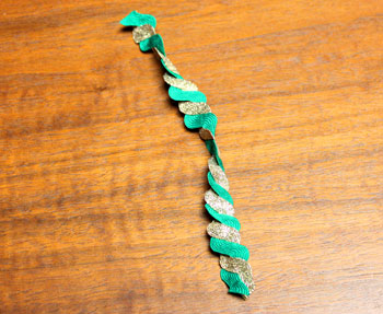 Rick Rack Wreath Ornament step 3 finish weaving